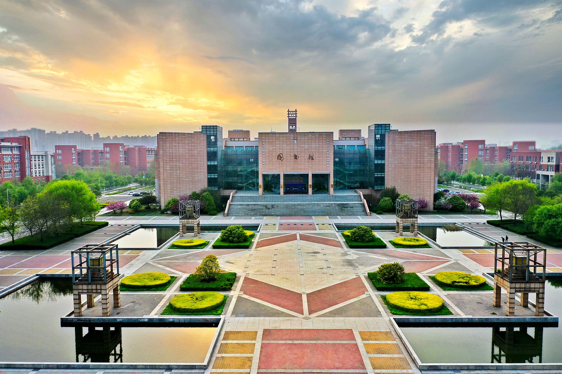 Prof. Robert A. Mundell, Nobel Economics Prize winner and "Father of the Euro", gave a lecture and was appointed as Honorary Professor at Zhengzhou University
