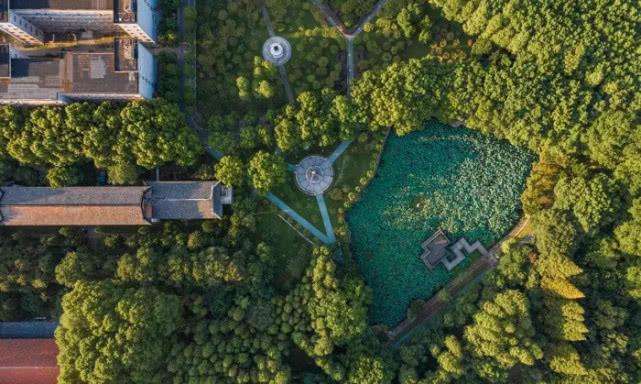 Huazhong University of Science and Technology Transportation Guide