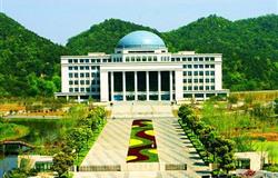 In front of the Zhejiang University of Technology