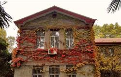 The school gate of Xi'an International Studies University